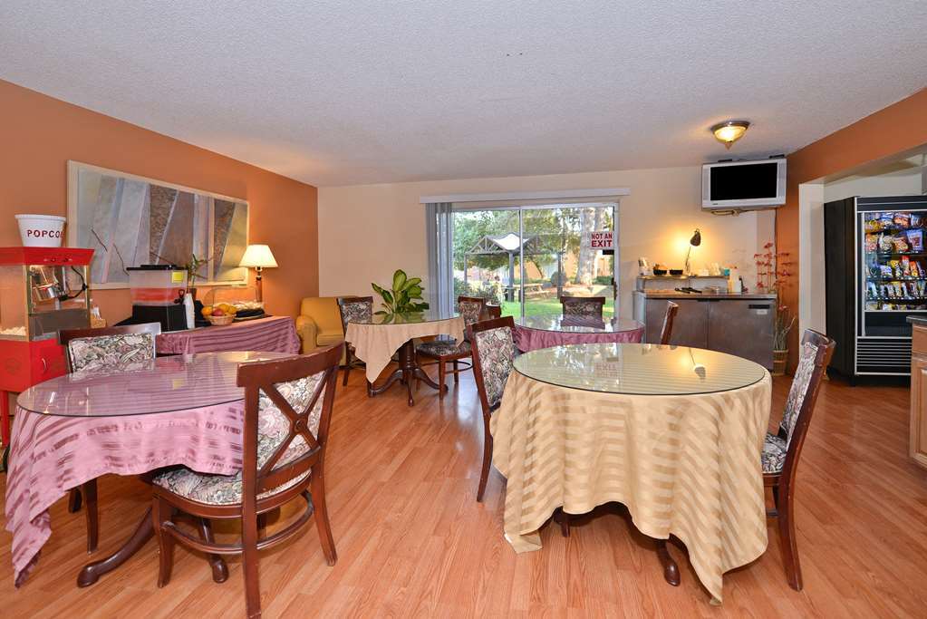 توكويلا Sunrise Garden Suites المطعم الصورة